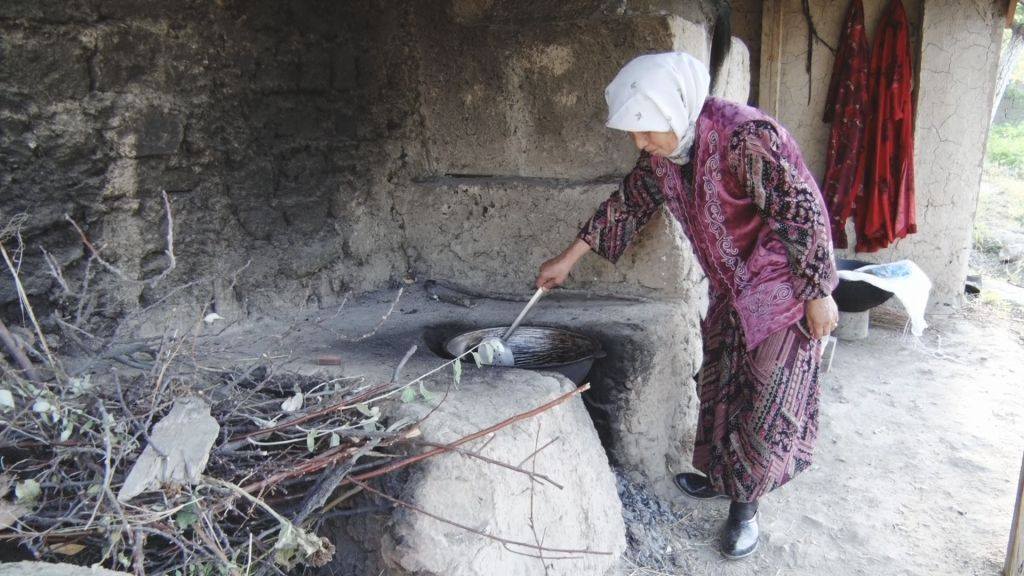 kyrgyz-old-woman