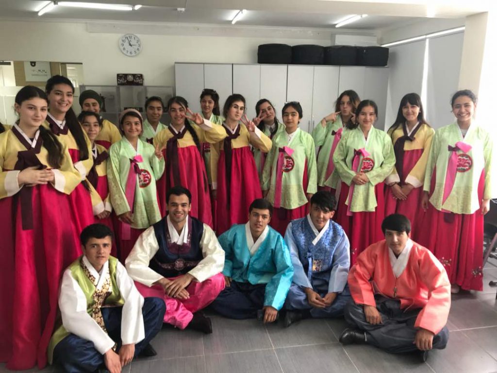 Tadžikistanin opiskelijat juhlivat Korean tasavallan kansallispäivää Dushanbessa. Kuva: CABAR.asia
