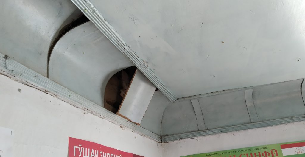 The ceiling in the branch of the school No. 13 of the Vakhsh district. Photo: CABAR.asia