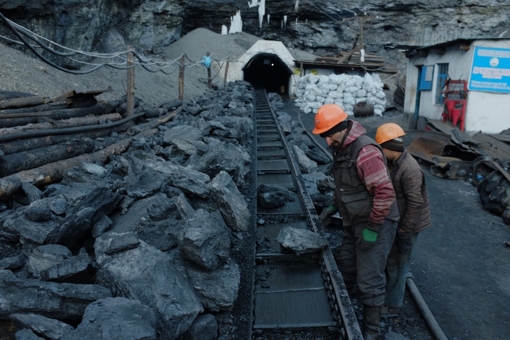 Добыча каменного угля. Таджикистан угольная шахта. Шахту в Таджикистане. Угольная шахта фон Ягноб. Ангишт Таджикистан.