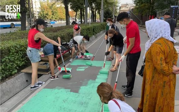 Participants of the action on marking the bicycle lane in Bishkek. Photo: peshcom.org
