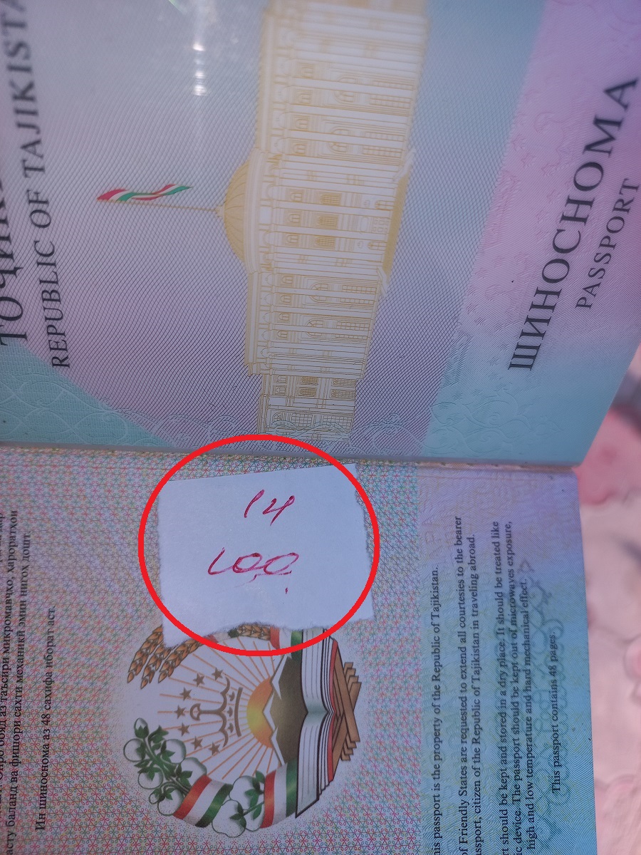Такую бумагу дали на КПП "Дусти" при переходе границы с Узбекистаном: Фото: CABAR.asia 