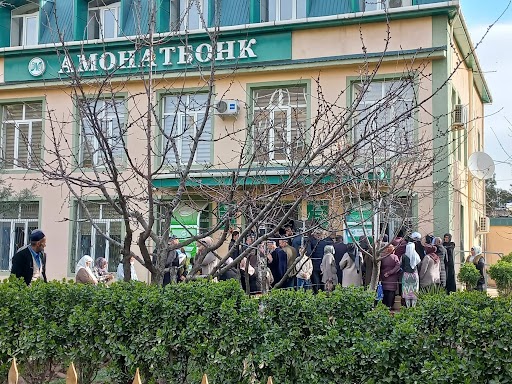 Очереди в банкоматы в таджикских банках. Фото CABAR.asia