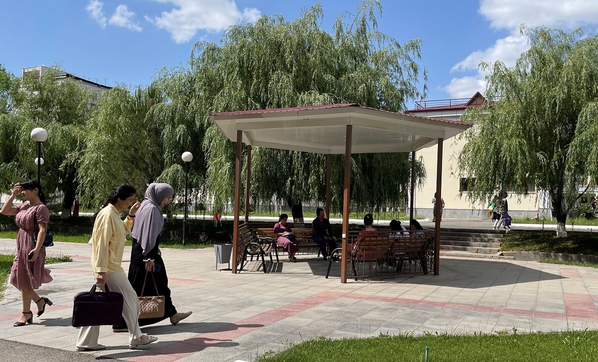 Дворик перед одним из университетов в Ташкенте. Фото CABAR.asia