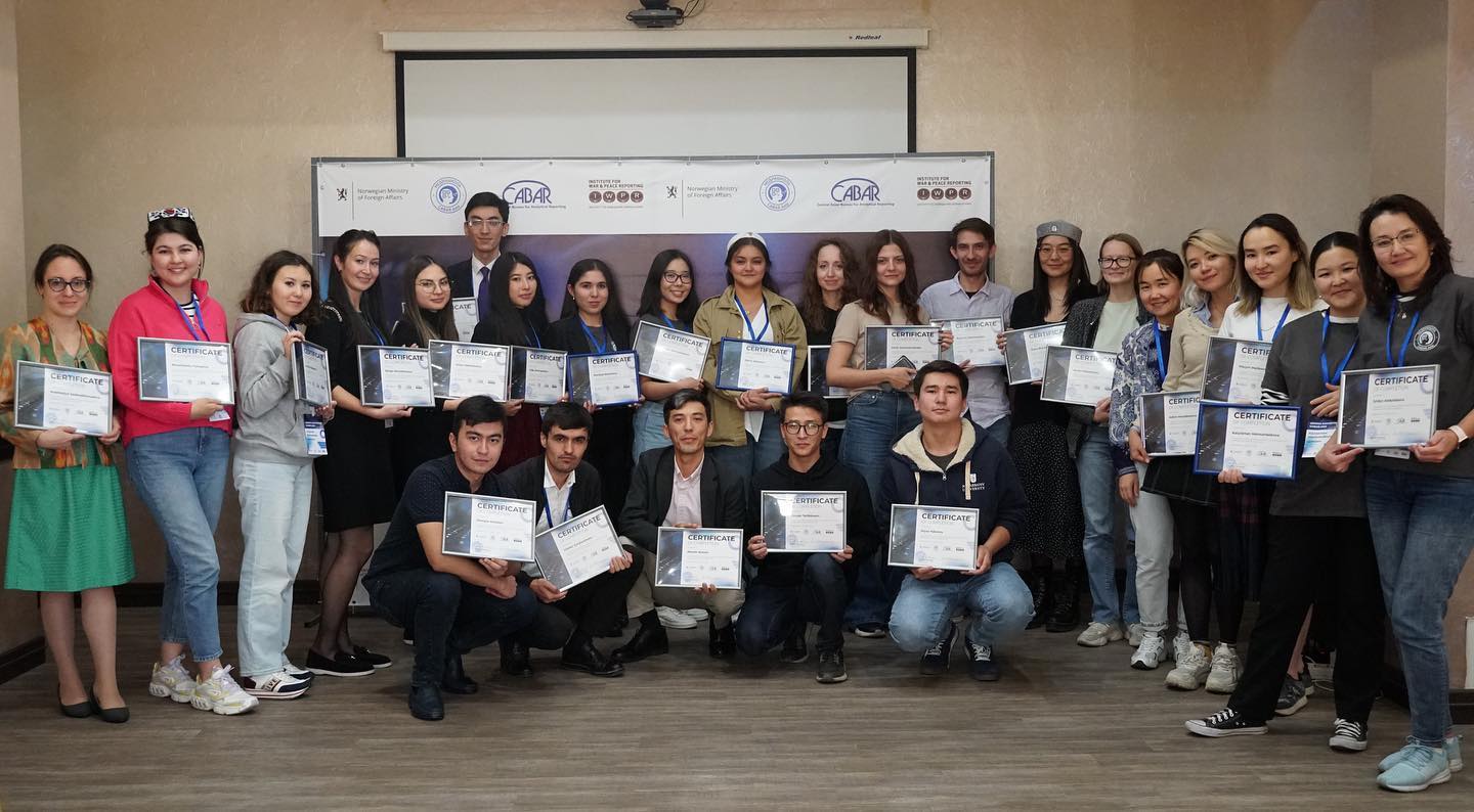 Participants of the Fifth CABAR.asia School of Analytics with certificates. Photo: CABAR.asia