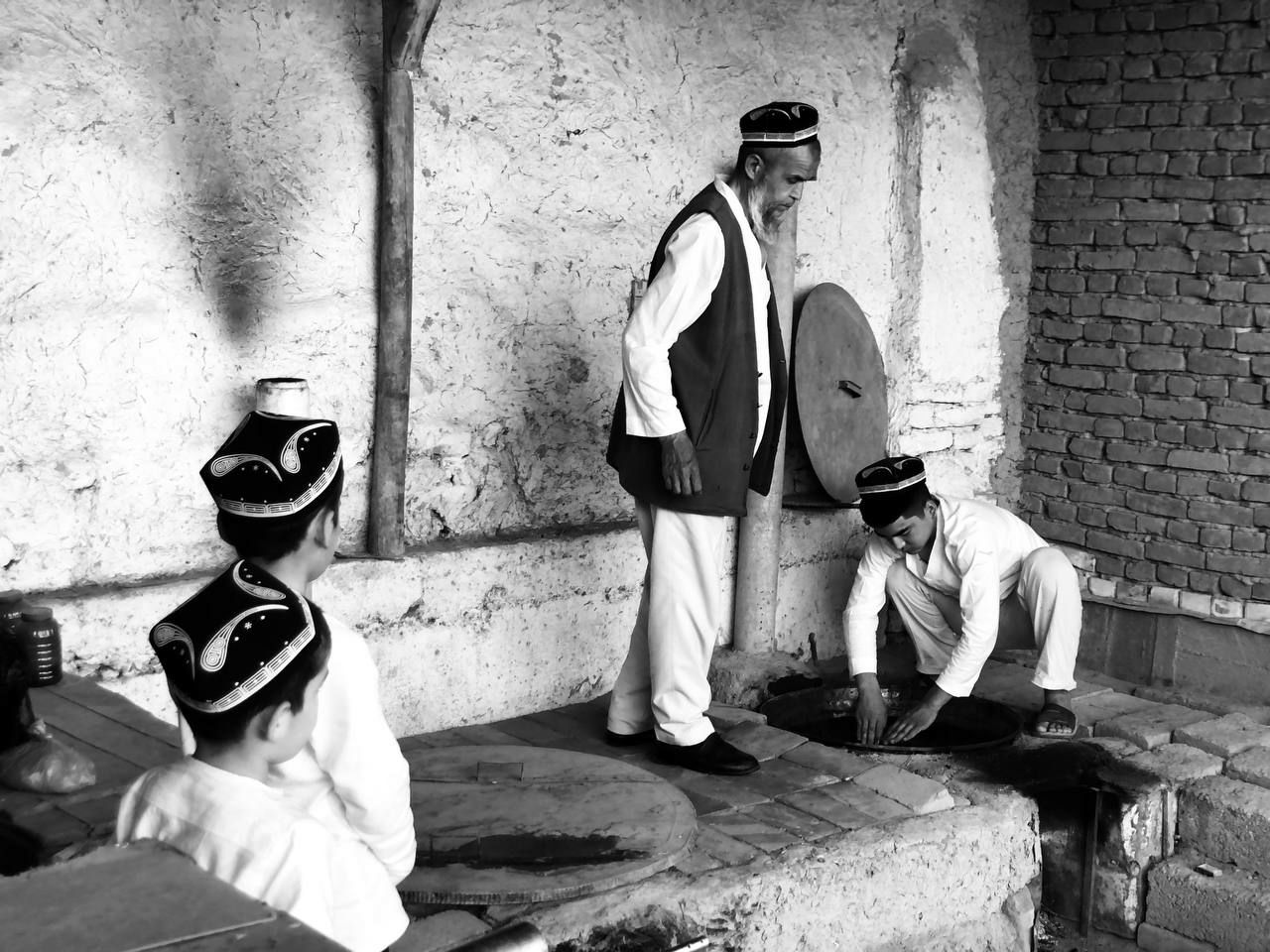 Мастер Нурмухаммад Валией с сыновьями. Фото из личного архива