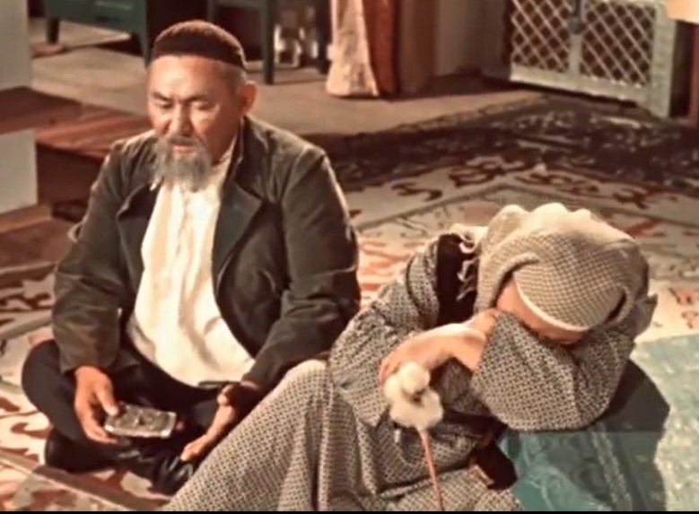 A shot from the movie “We live here”. Khalida’s father calms his wife: “Don’t cry. Customs change over time. Our time is running out, and theirs is running forward.”