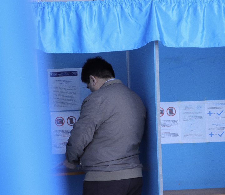 Голосование на одном из избирательных участков в Ташкенте. Фото CABAR.asia