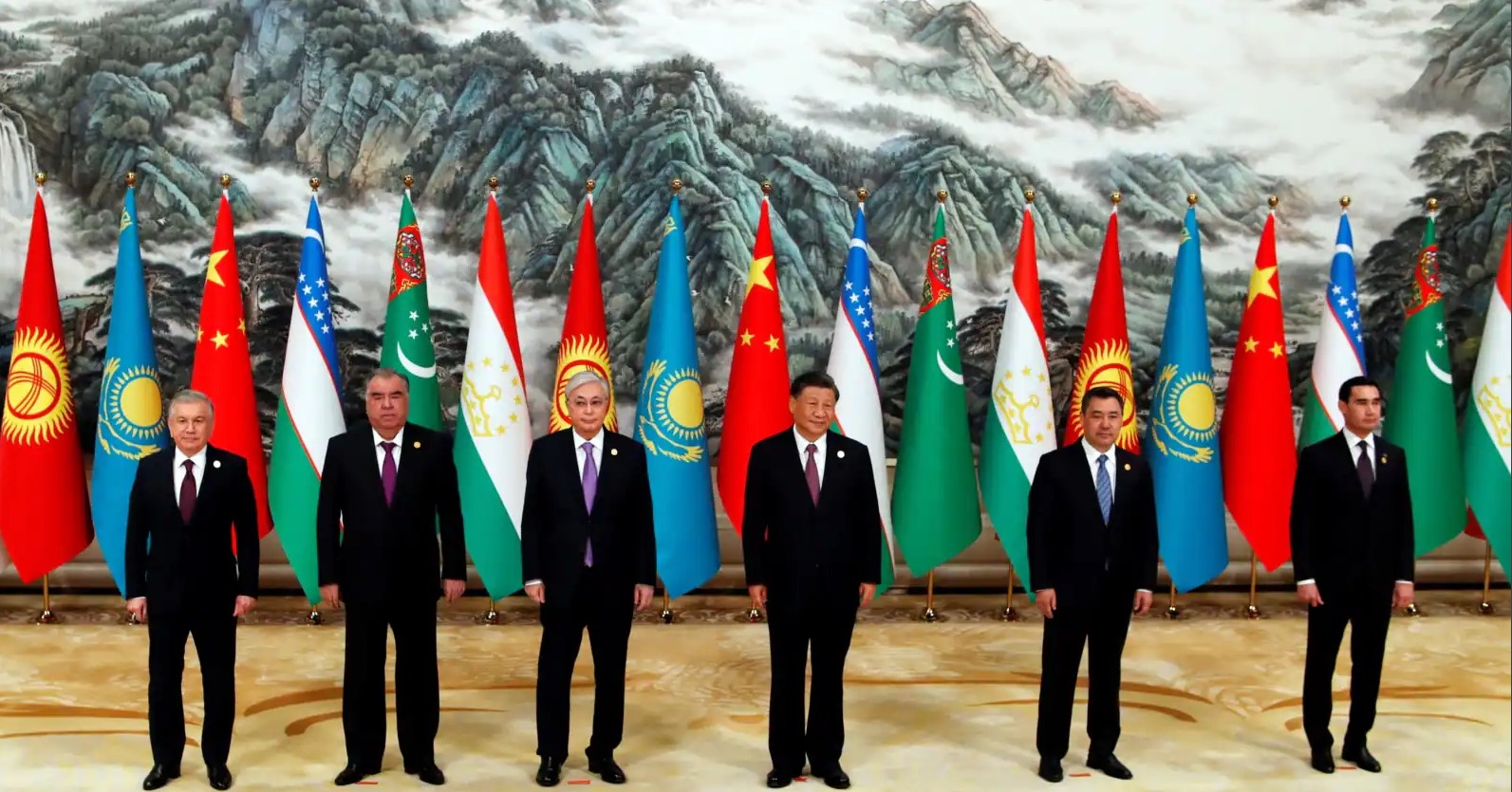  Глава Китая Си Цзиньпин (в центре) и президенты стран Центральной Азии в Сиане. Фото: reuters.com