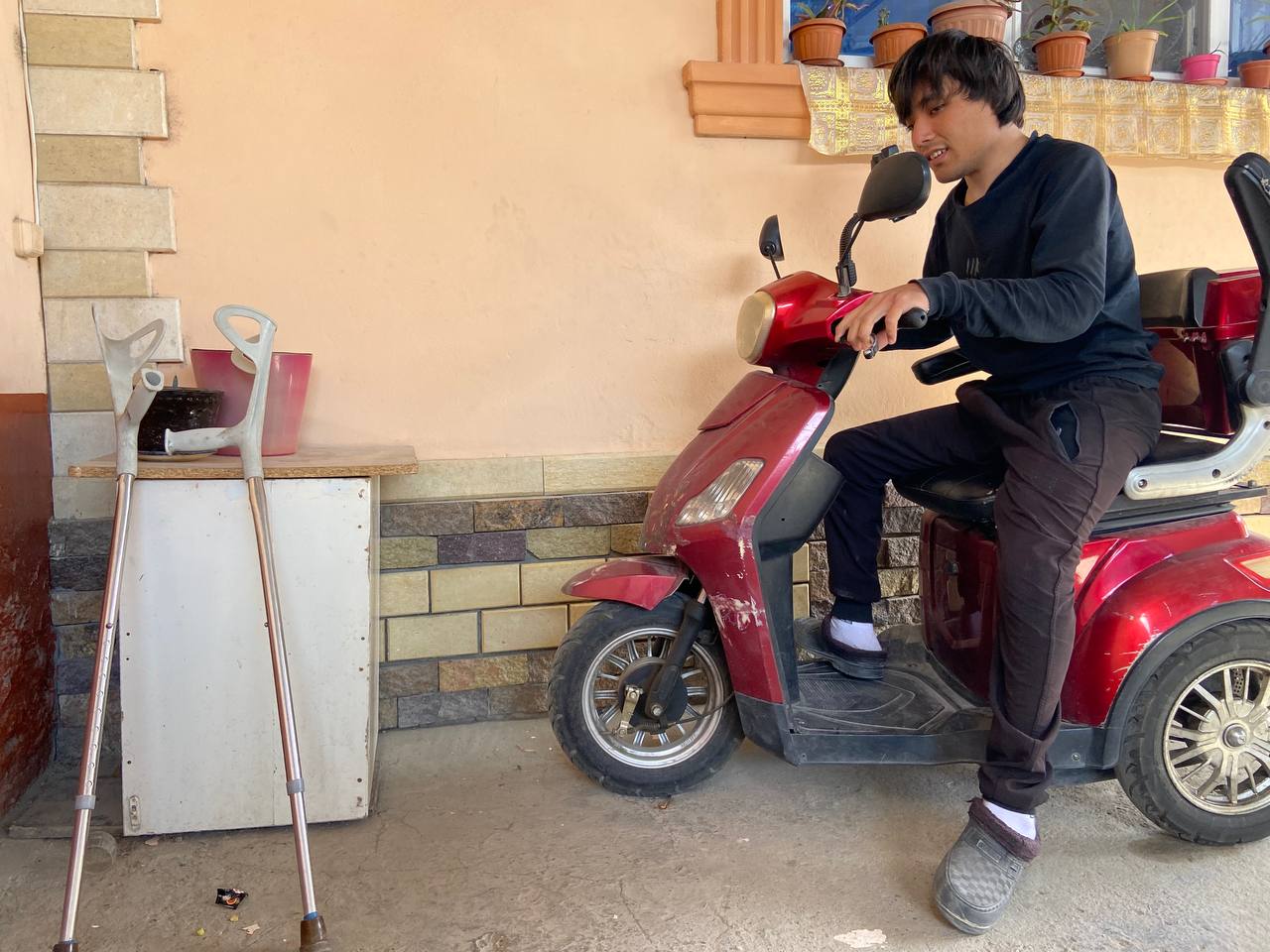 Жизнь Шероза изменилась с того момента, когда он сел на электроскутер. Фото CABAR.asia