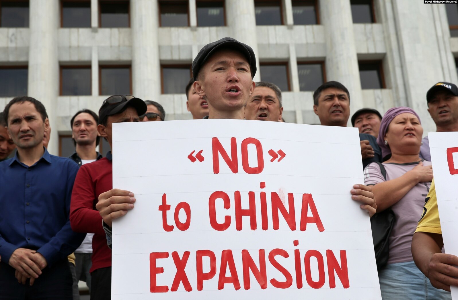 Люди требуют прекратить реализацию китайских проектов в Казахстане. Алматы, сентябрь 2019 года. Источник: Reuters