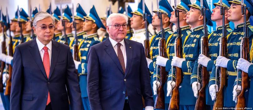 Президент Казахстана Токаев (на фото слева) и его немецкий коллега Штайнмайер (справа) встретились в Астане на этой неделе. Источник: Jens Büttner/dpa/picture alliance