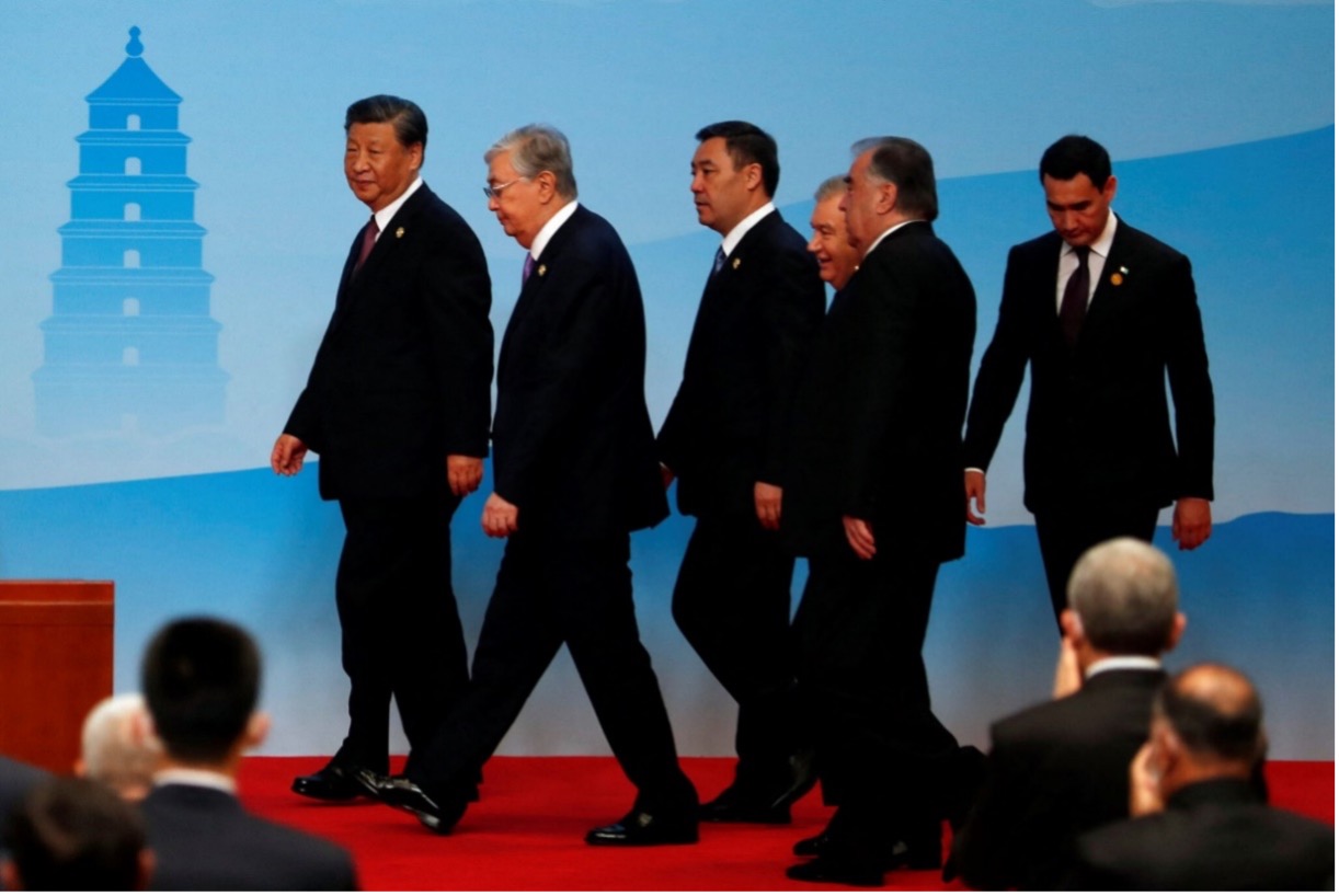Председатель КНР Си Цзиньпин (слева) со своими коллегами из Казахстана, Кыргызстана, Узбекистана, Таджикистана и Туркменистана на саммите Китай-Центральная Азия в Сиане, провинция Шэньси, 19 мая 2023 года. REUTERS/Florence Lo/Pool.