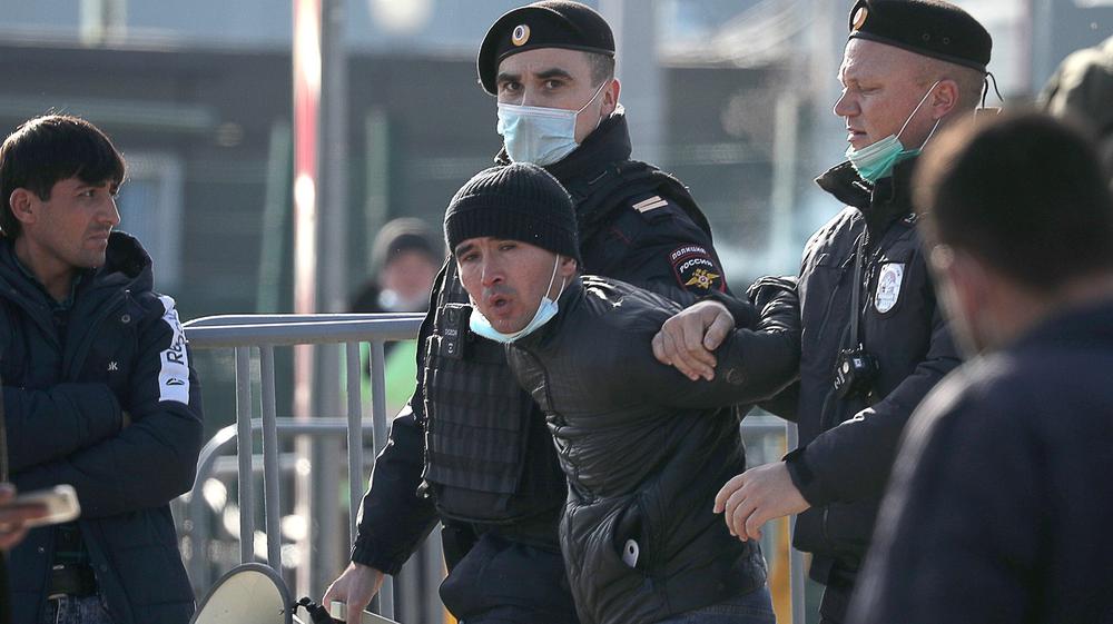Задержание мигранта в Москве. Фото: ТАСС