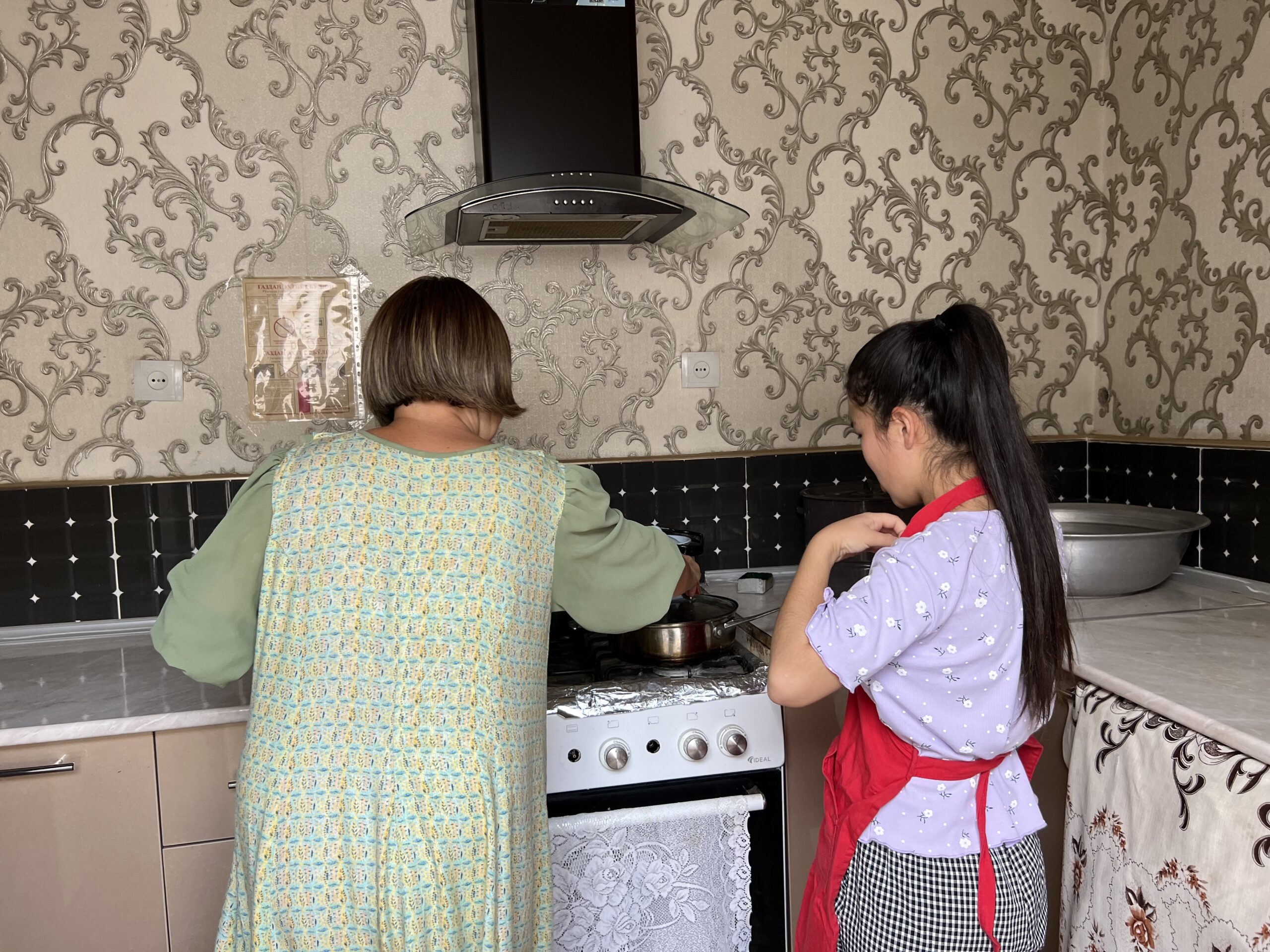 Девочки учатся готовить. Фото CABAR.asia