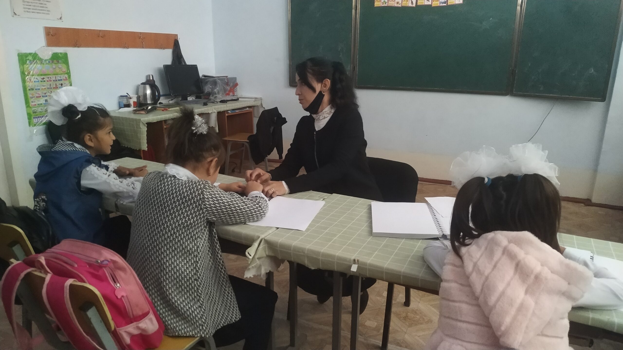 Розия Бобоева во время занятий с учениками. Фото: CABAR.asia