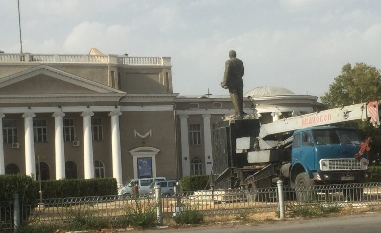 Dismantling a monument to Lenin in the town of Buston (formerly Chkalovsk) in northern Tajikistan. Photo: asiaplustj