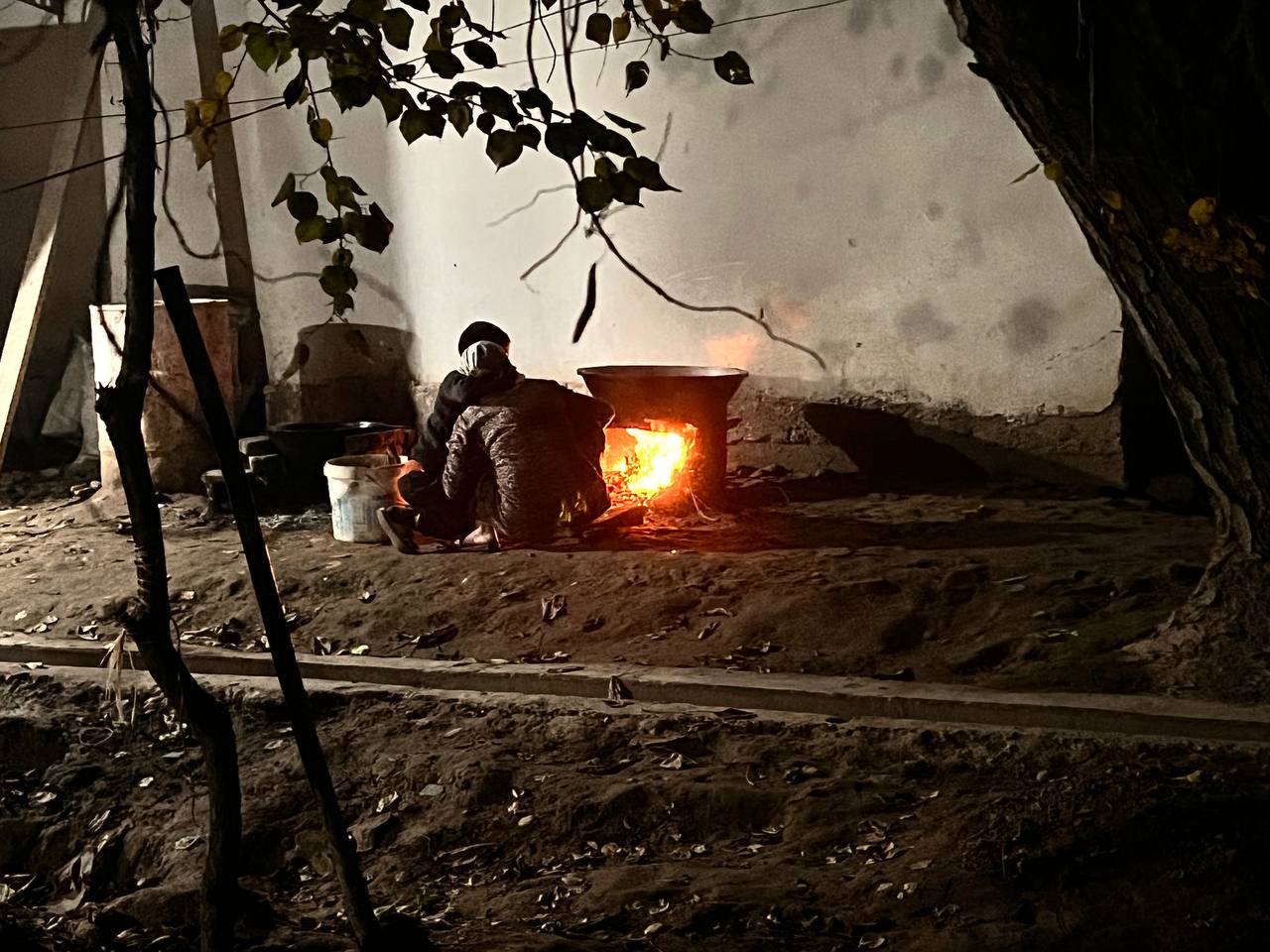 Жители Вахшского района из-за отсутствия электричества вынуждены готовить еду на улице. Фото: CABAR.asia