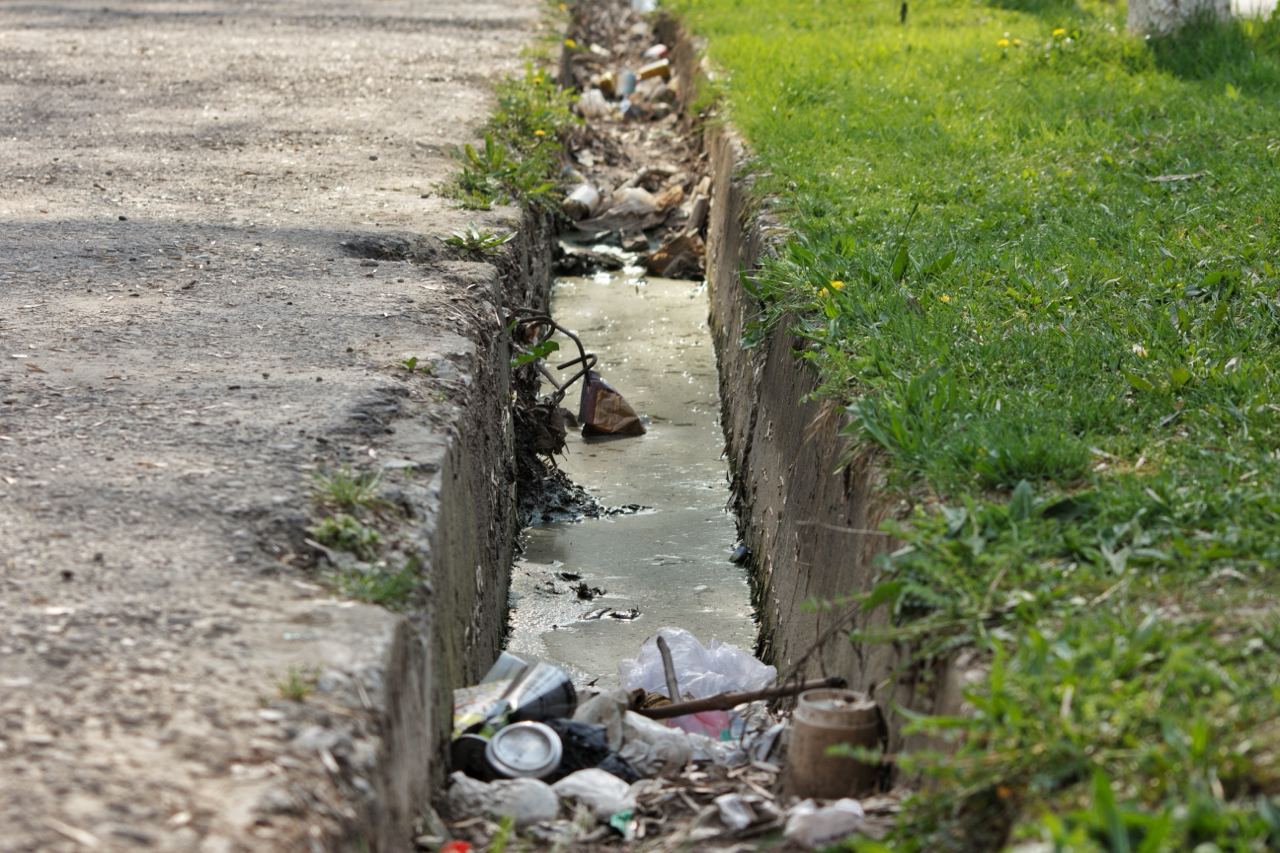Improperly disposed garbage clogs storm drains in the city. Photo CABAR.asia