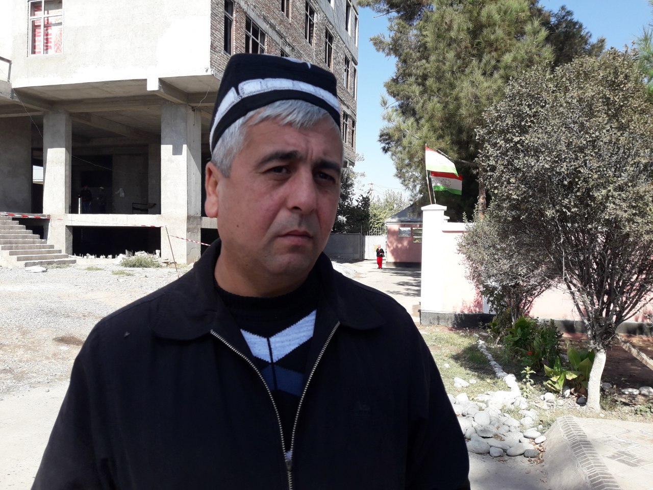 Толпа узбеков. Таджики в москве. Как выглядят чеченцы. Мусульмане и православные. Мигранты в москве.